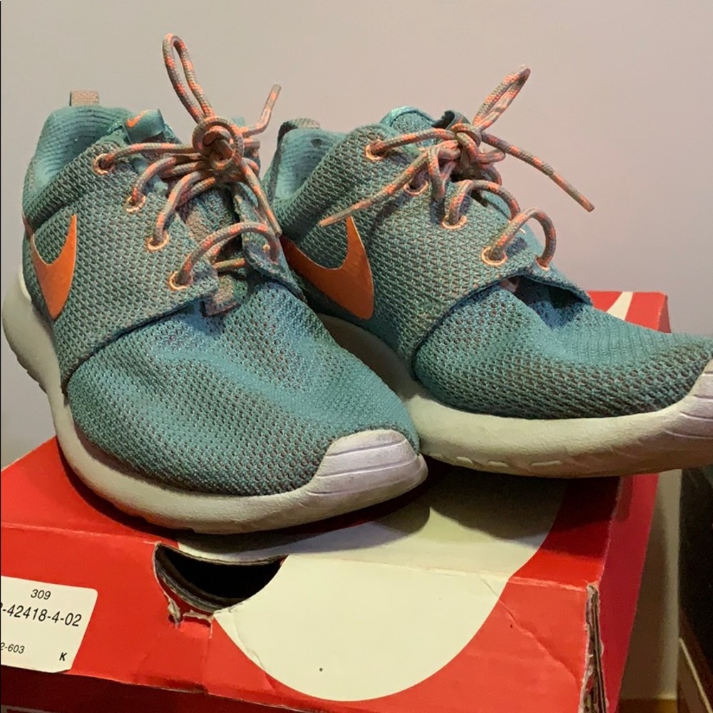 WMNS NIKE ROSHE RUN - Picture 3 of 3